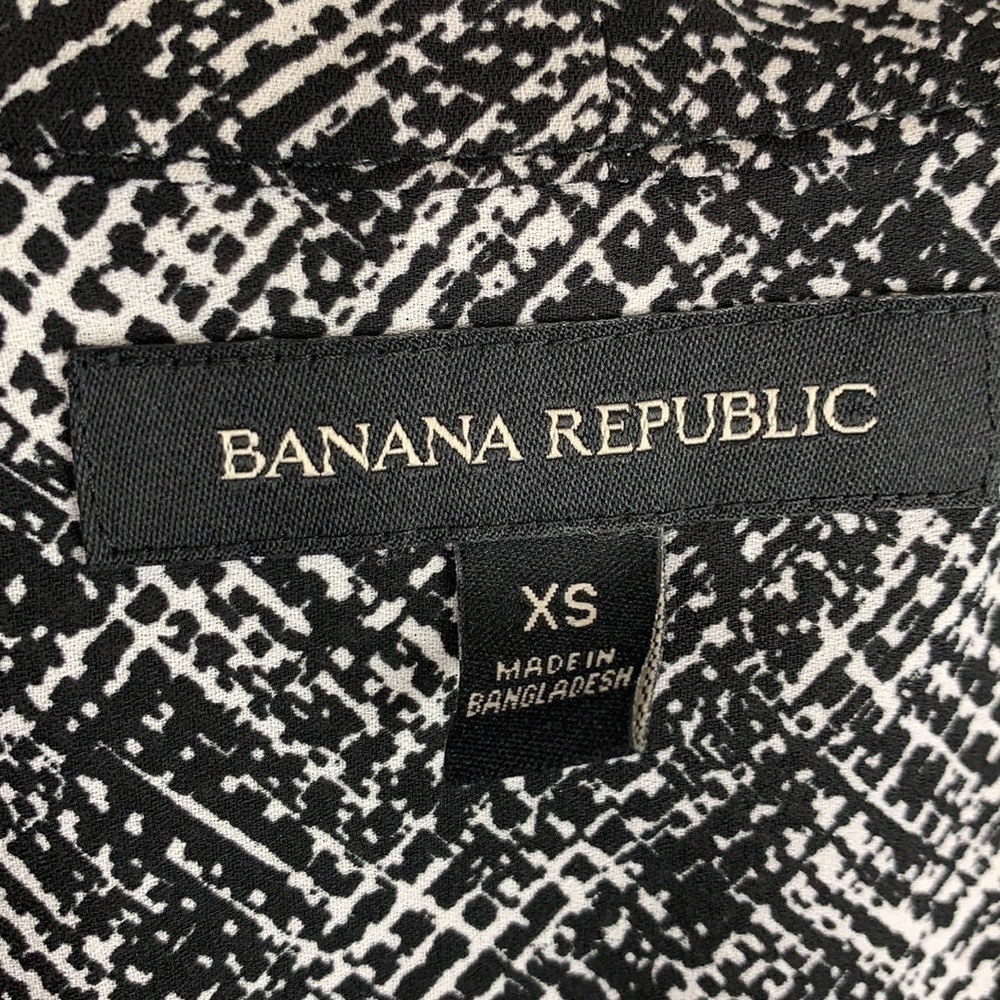 Banana Republic Sleeveless Notched Collar Blouse - Grey/White, Size XS - Picture 3 of 5